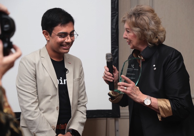 Tanmay Bakshi receiving award